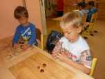 Výroba zvířátek z kaštanů a žaludů